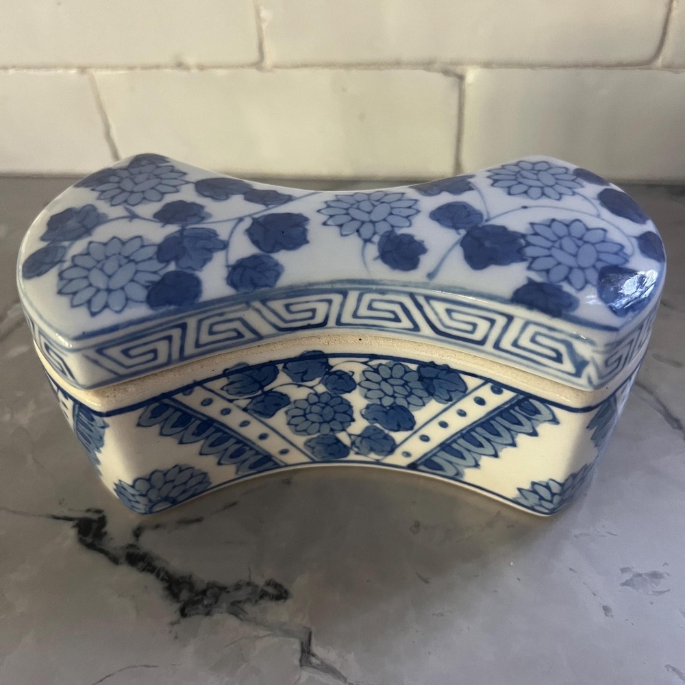 Blue & white chinoiserie bone shaped trinket box with lid